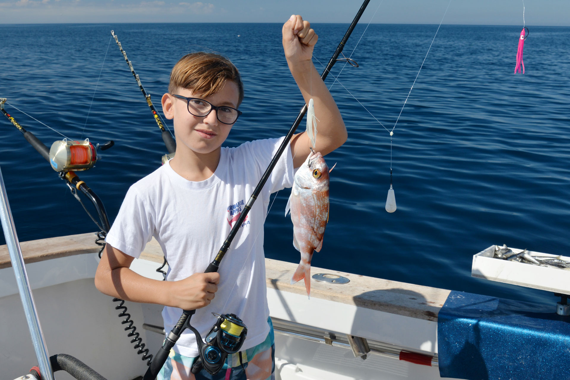 Articles De Pêche, De Nombreux Appâts Colorés Avec Une Canne