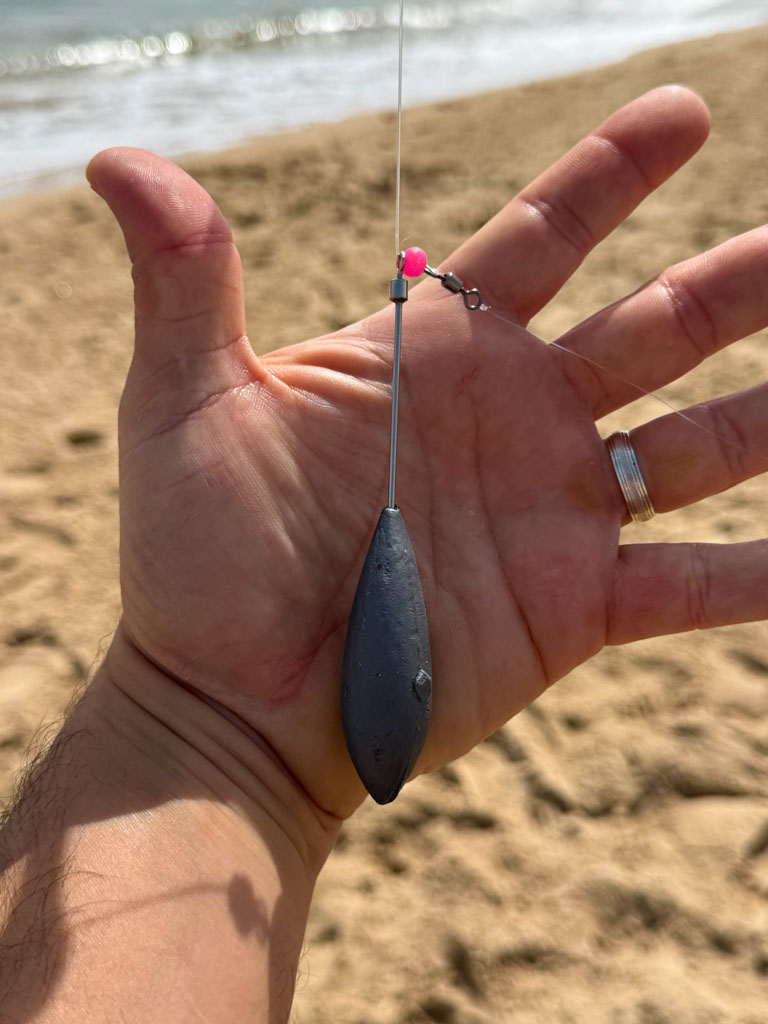 Zoom sur perle, traînard et plomb du montage surfcasting coulissant