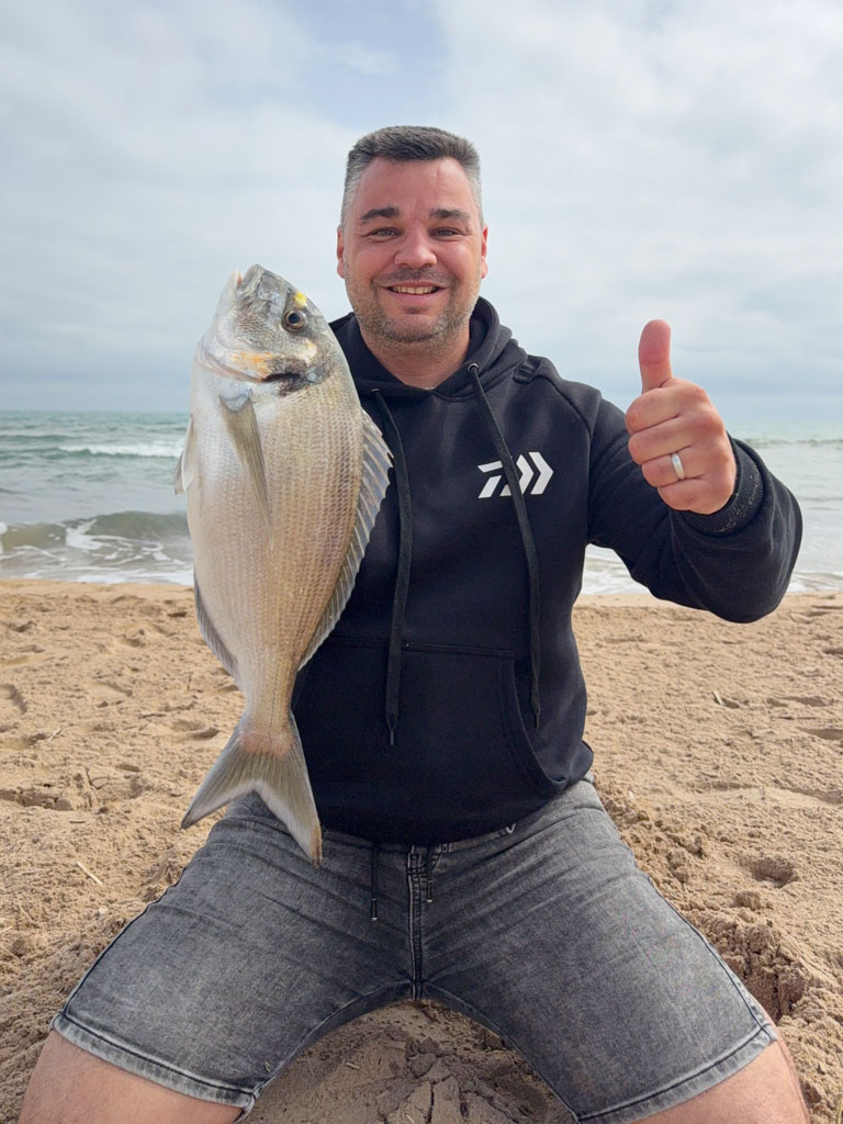Marc avec sa daurade royale de 42 cm prise au ver de sable Normandie Appats